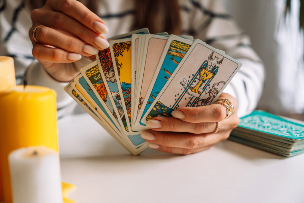 Consulta de baralho cigano online com Kauane Esotérica leitura de cartas espiritual e sigilosa